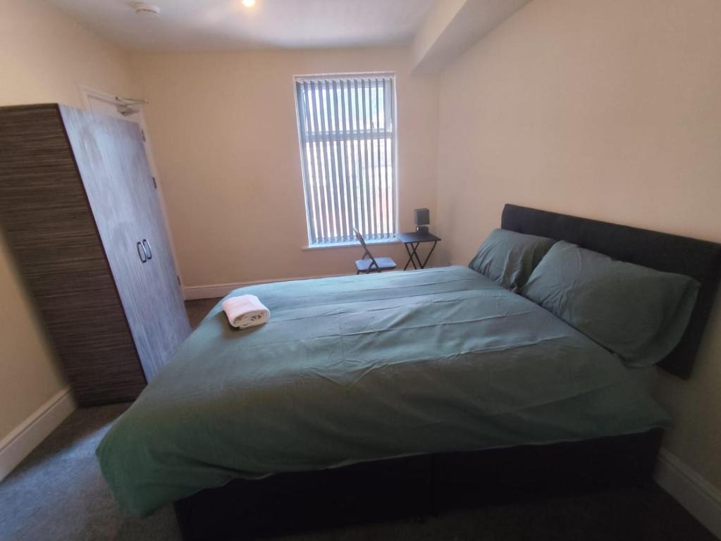 a bedroom with a large bed and a window at En-Suite Double-Bedroom in the Heart of Salford Manchester CR3 Perfect for Short Stays in Manchester