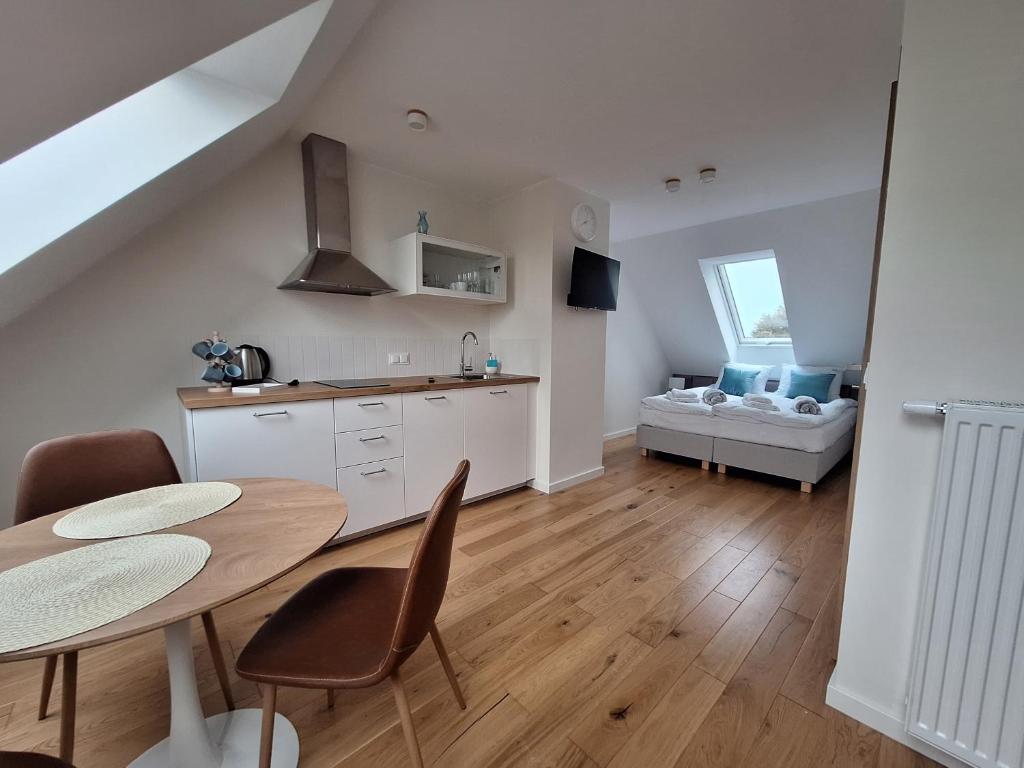 cocina y comedor con mesa y sofá en Apartamenty Kukinia33, en Kukinia