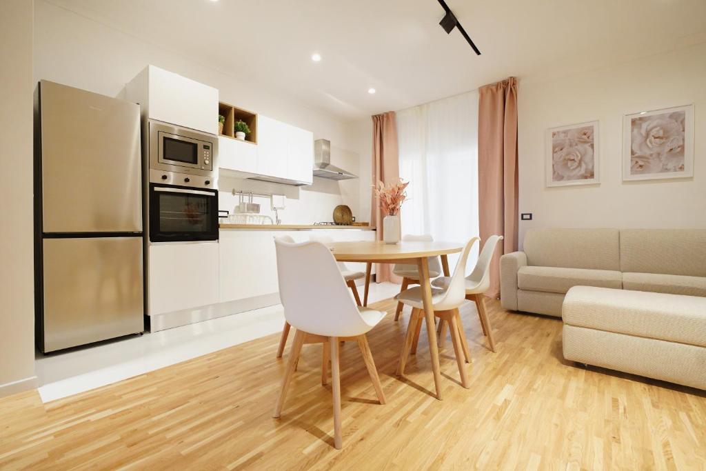 a kitchen and dining room with a table and chairs at La Marina Case Vacanze in Augusta