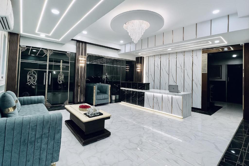 Posezení v ubytování Hotel Grand Regency by JMD Group Near Delhi IGI Airport