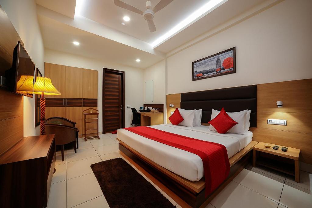 Postel nebo postele na pokoji v ubytování Hotel Grand Regency by JMD Group Near Delhi IGI Airport