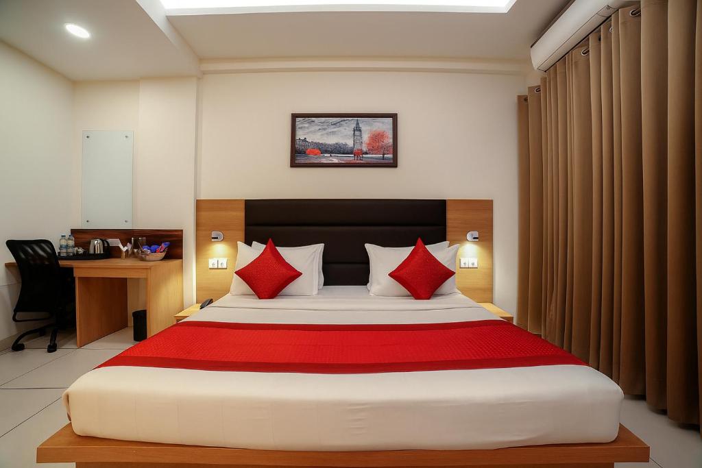 Postel nebo postele na pokoji v ubytování Hotel Grand Regency by JMD Group Near Delhi IGI Airport
