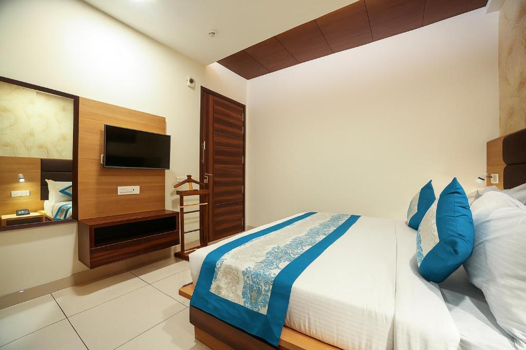Postel nebo postele na pokoji v ubytování Hotel Grand Regency by JMD Group Near Delhi IGI Airport