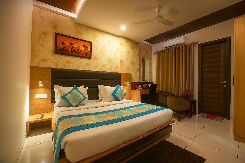 Postel nebo postele na pokoji v ubytování Hotel Grand Regency by JMD Group Near Delhi IGI Airport
