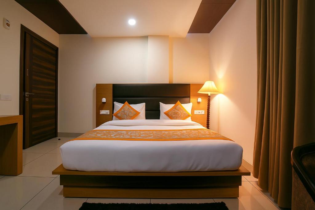Postel nebo postele na pokoji v ubytování Hotel Grand Regency by JMD Group Near Delhi IGI Airport