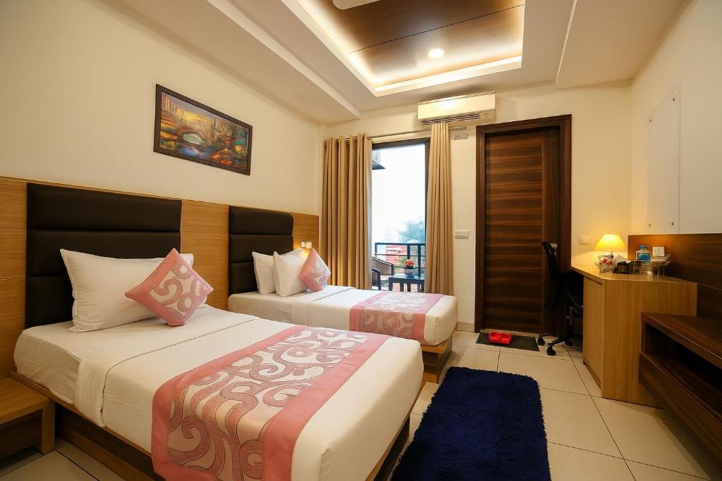 Postel nebo postele na pokoji v ubytování Hotel Grand Regency by JMD Group Near Delhi IGI Airport
