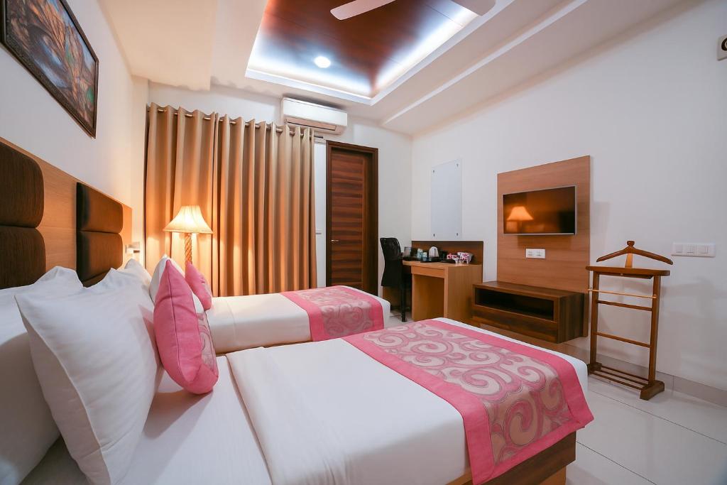 Postel nebo postele na pokoji v ubytování Hotel Grand Regency by JMD Group Near Delhi IGI Airport