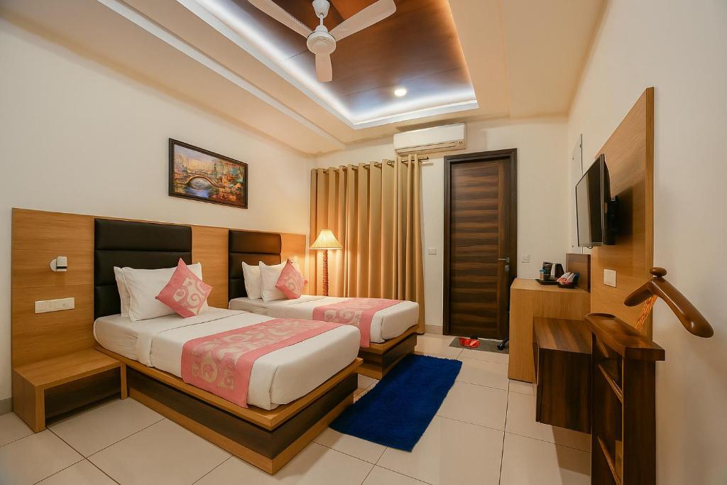 Postel nebo postele na pokoji v ubytování Hotel Grand Regency by JMD Group Near Delhi IGI Airport