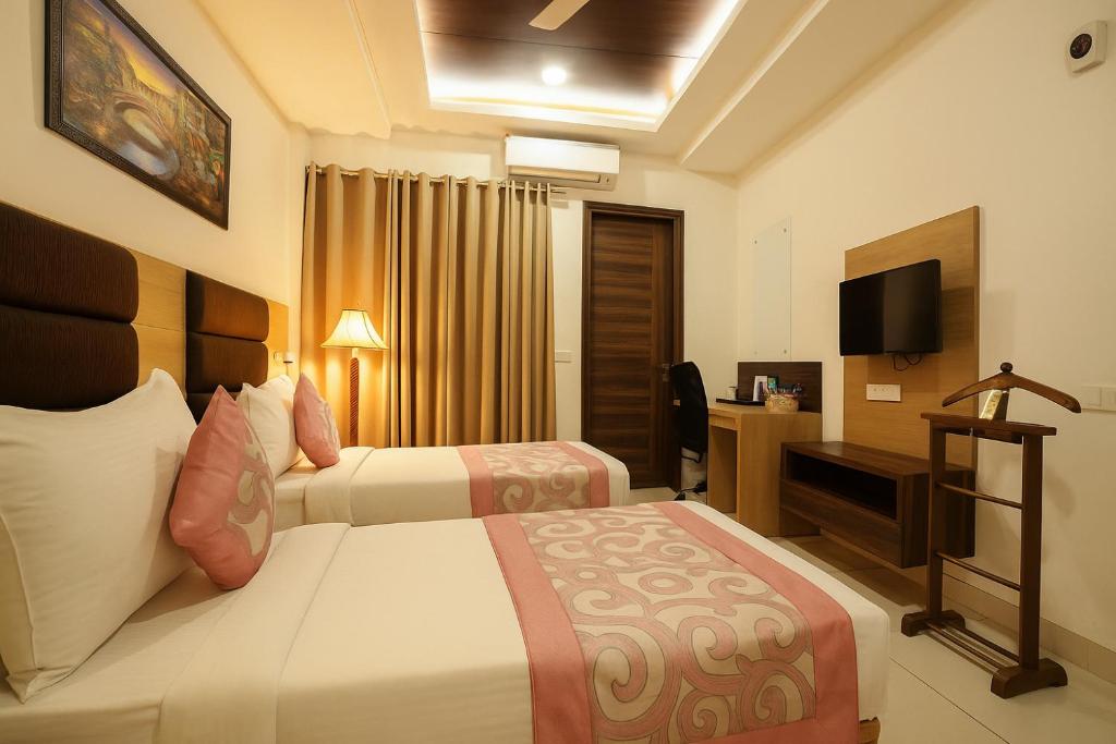 Postel nebo postele na pokoji v ubytování Hotel Grand Regency by JMD Group Near Delhi IGI Airport
