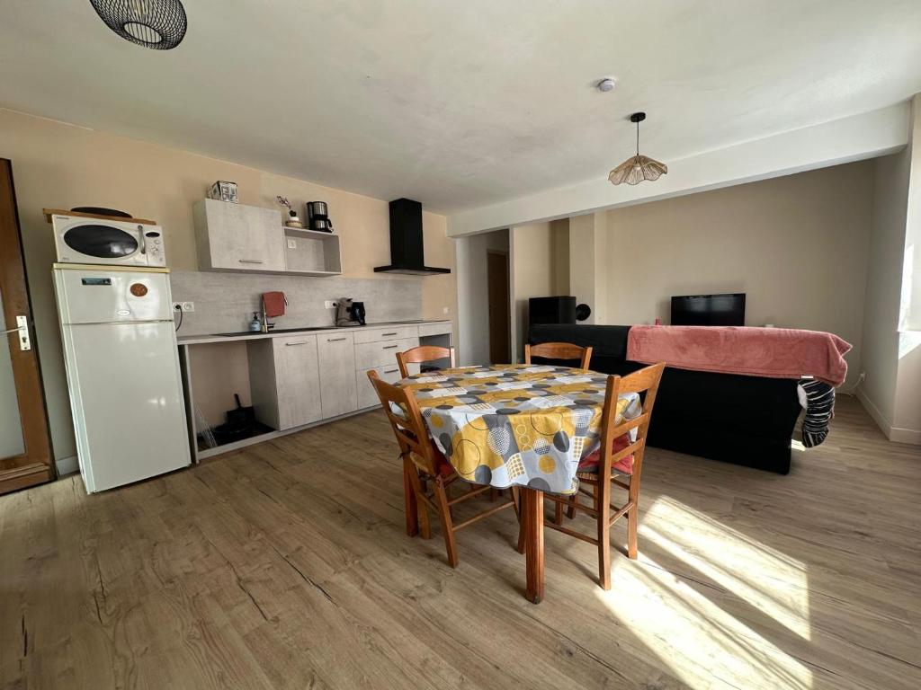 una cucina e una sala da pranzo con tavolo e sedie di Appartement Proche Village + Vue sur Montagnes a Vallouise