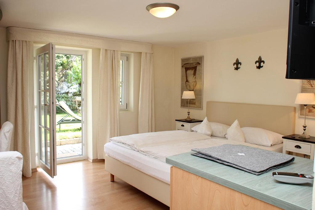 Postel nebo postele na pokoji v ubytování Hotel zur Sonne