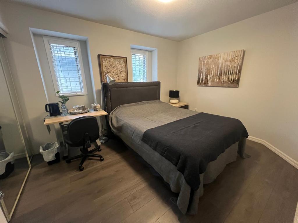 1 dormitorio con 1 cama y escritorio con escritorio en Vancouver Airport 3km away Cozy room Richmond near YVR, en Richmond