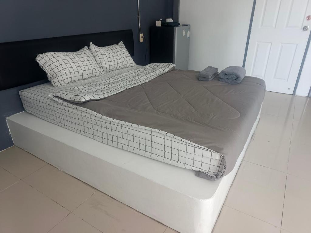 una cama con dos almohadas encima en Mata's home, en Pattaya South