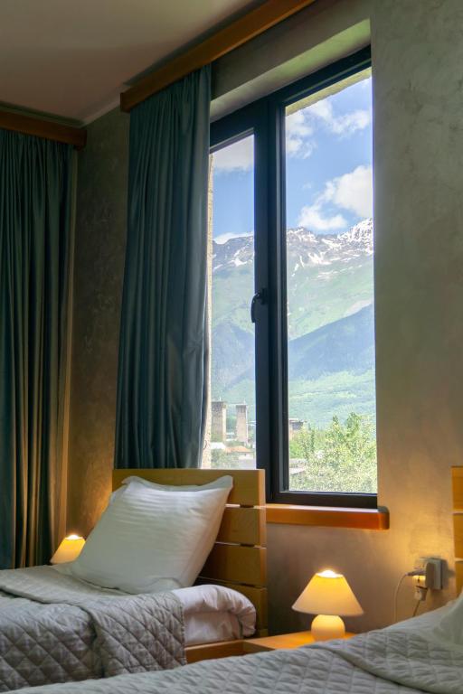 Nespecifikovaný výhled na hory nebo výhled na hory při pohledu z hotelu
