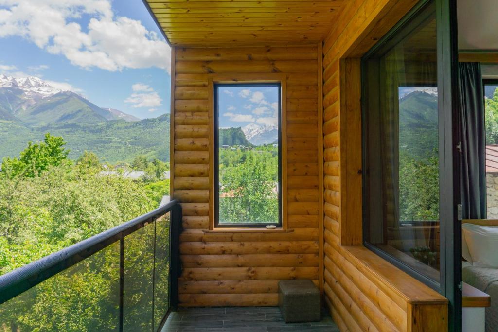 Nespecifikovaný výhled na hory nebo výhled na hory při pohledu z hotelu