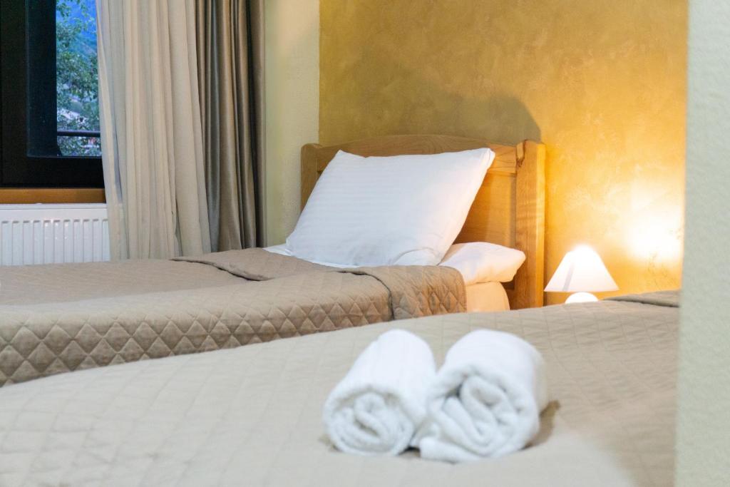 Postel nebo postele na pokoji v ubytování Lastili Inn Hotel