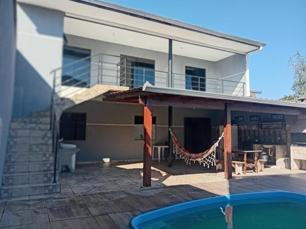 Bazén v ubytování Sobrado com piscina em Caioba nebo v jeho okolí