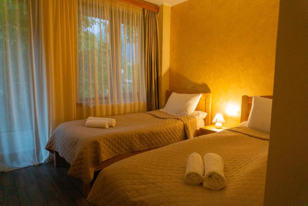 Postel nebo postele na pokoji v ubytování Lastili Inn Hotel