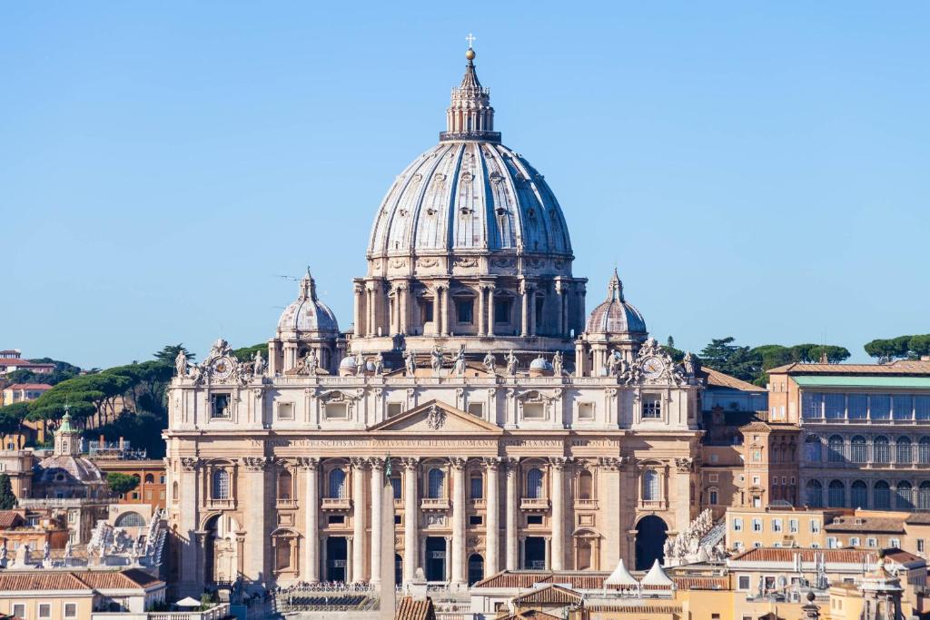 een blik op het Vaticaangebouw in Vaticaanstad bij San Pietro Charme in Rome