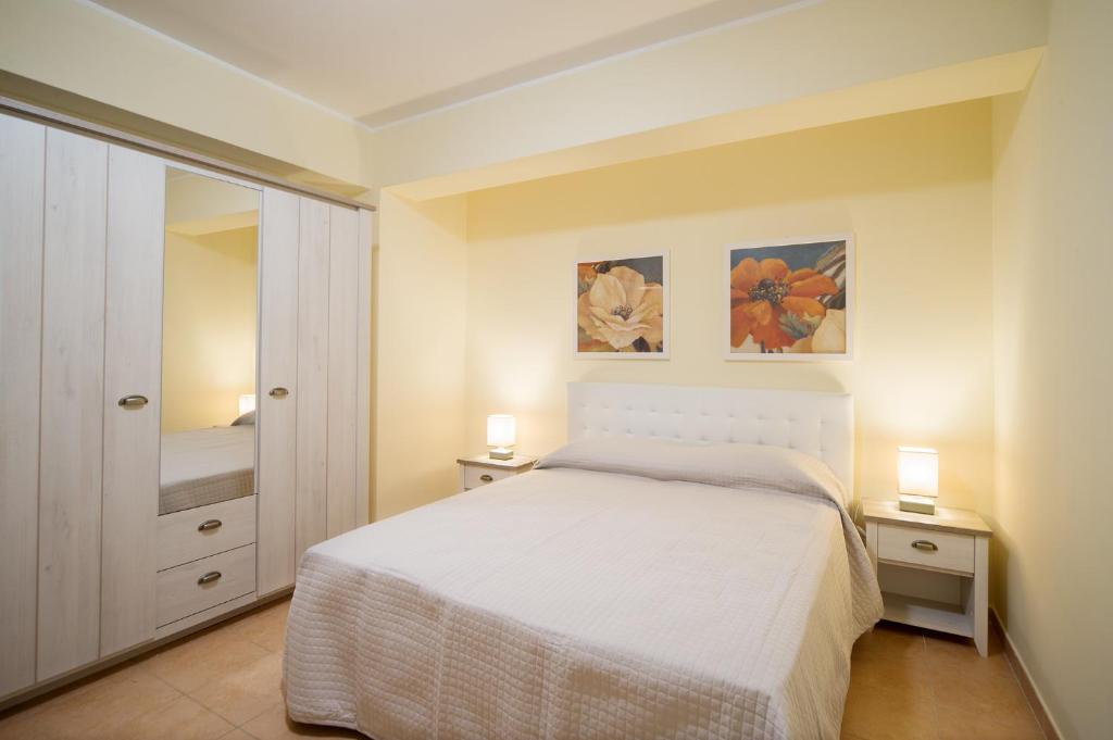 una camera con un letto bianco e due comodini di MIlly House a Letoianni