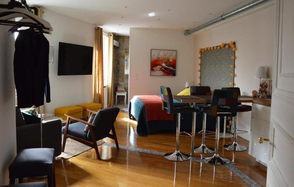 ein Schlafzimmer mit einem Bett, einem Tisch und Stühlen in der Unterkunft Magnifique studio au centre historique in Mulhouse