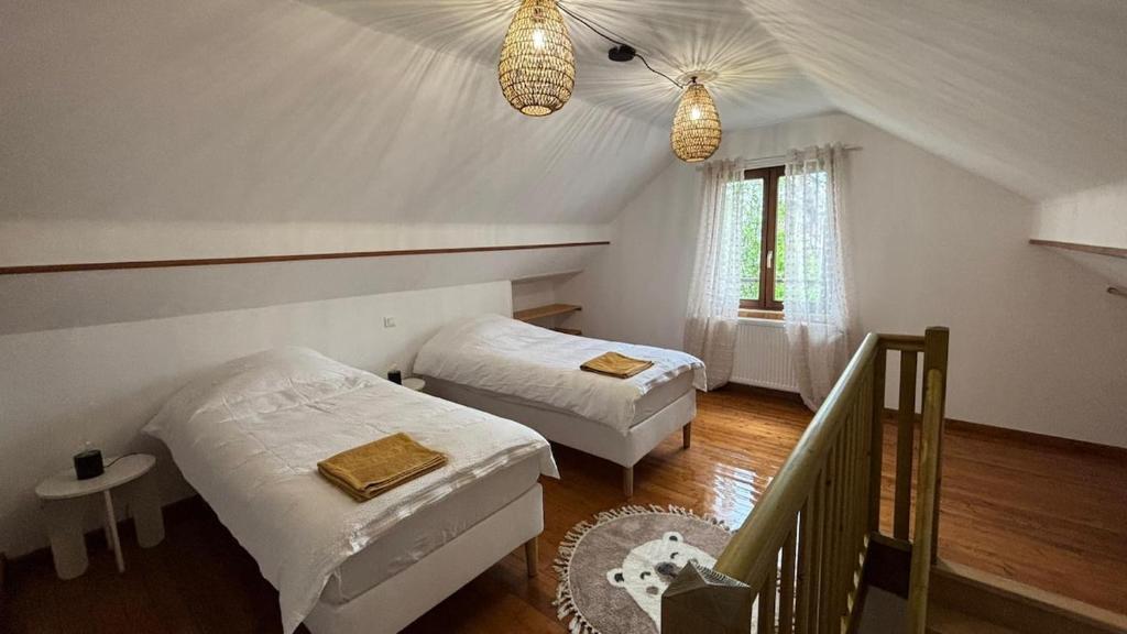 une chambre avec deux lits et une fenêtre dans l'établissement Charmante maison de campagne vue sur les montagnes, à Oderen