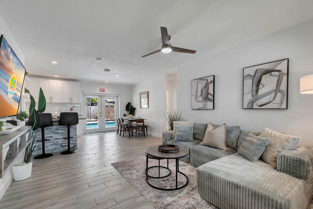 Et opholdsområde på Hope Casa Heated Pool and BBQ 4bedrooms 2baths by HostyMosty