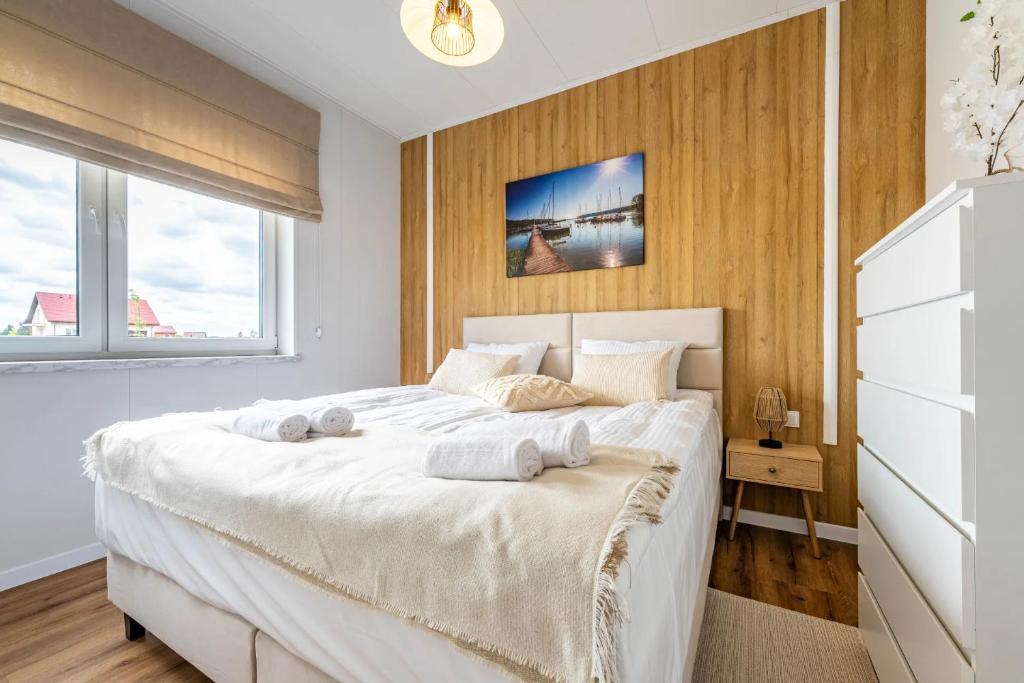 En eller flere senge i et værelse på Osada Kalwa