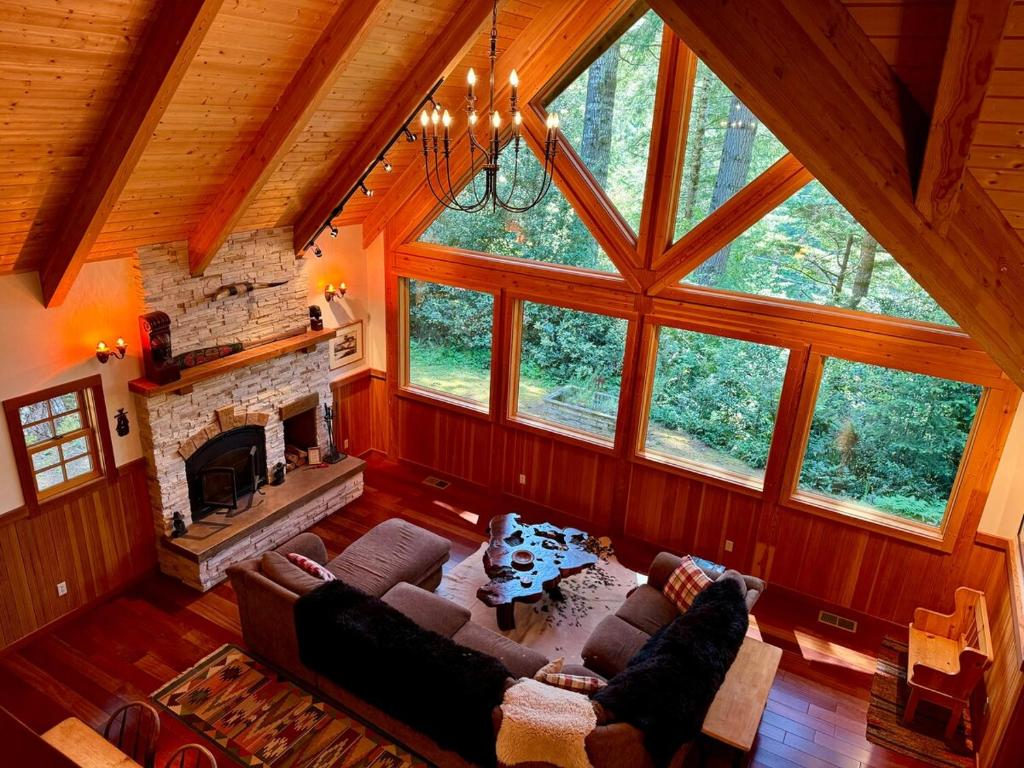 Χώρος καθιστικού στο Cedar Valley Lodge