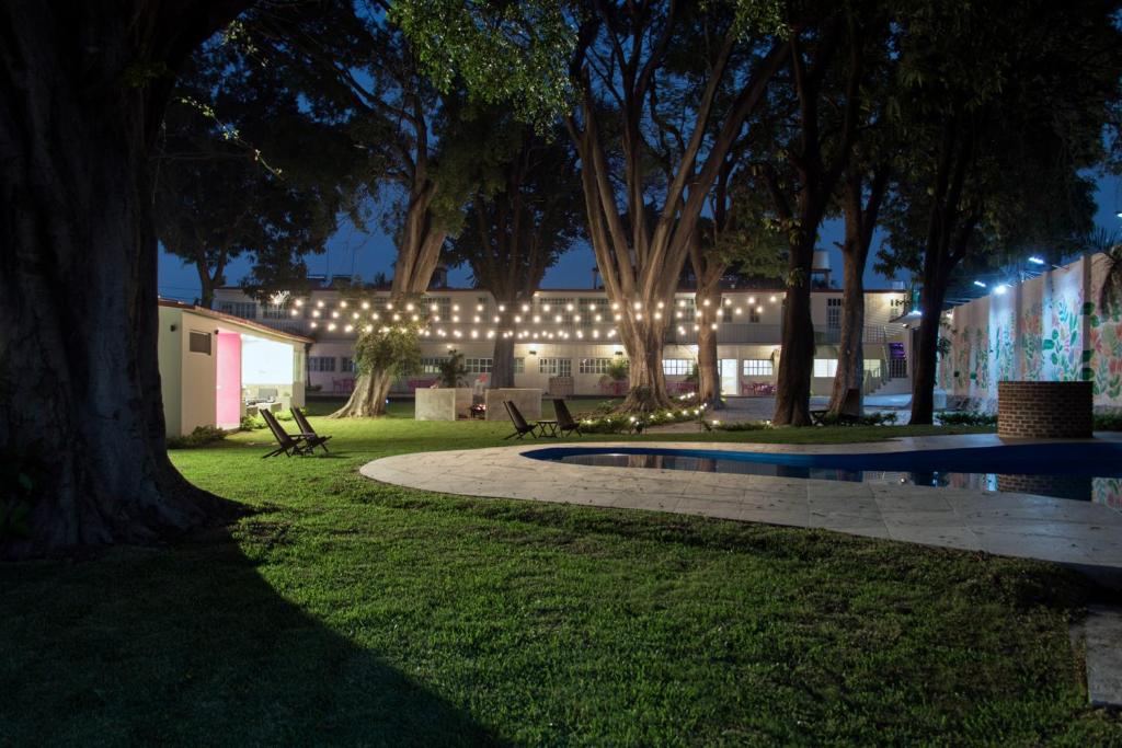 a building lit up at night with lights at Casa Sta Inés in Cuautla Morelos