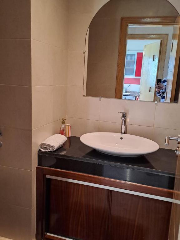 une salle de bain avec un lavabo et un miroir dans l'établissement Séjour Prestige Vue Mer, Jacuzzi, Piscine, à Oulad Akkou