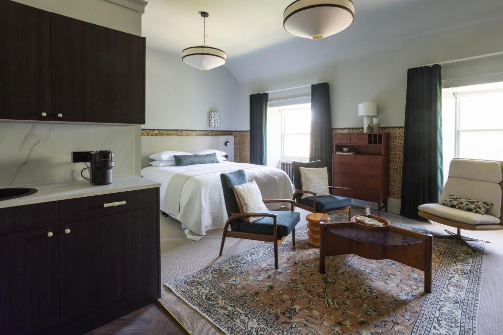 
Superior Suite- Whalebone
