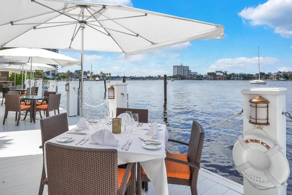 Výhled na řeku, která protéká v blízkosti hotelu