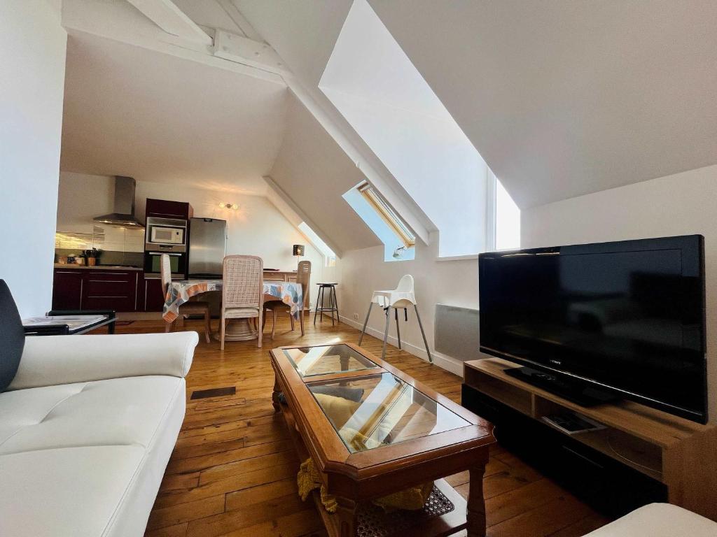 Et tv og/eller underholdning på La Petite Cachette de Grandcamp - Seafront view