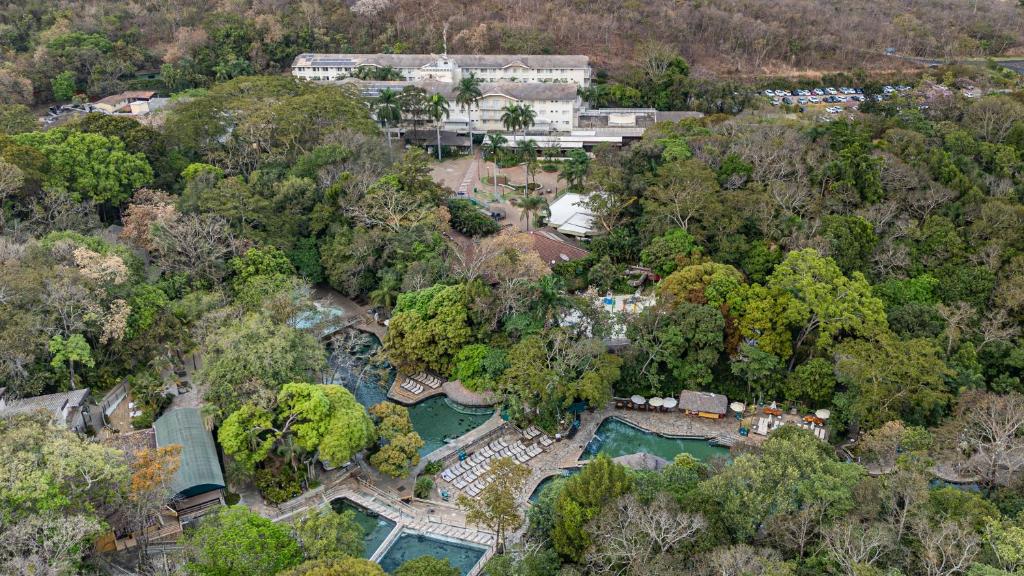 リオ・ケンテにあるRio Quente Resorts - Hotel Pousadaのプールと木々のある邸宅の上空の景色