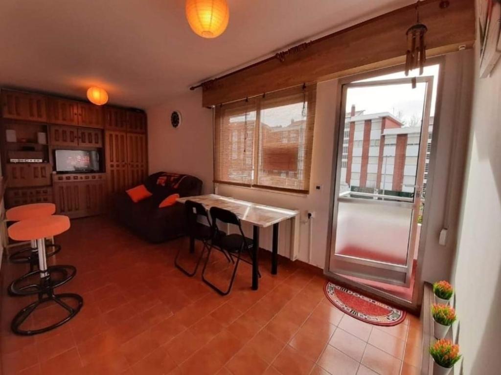 a living room with a table and a couch at Apartamento Playa de Ber in Puentedeume