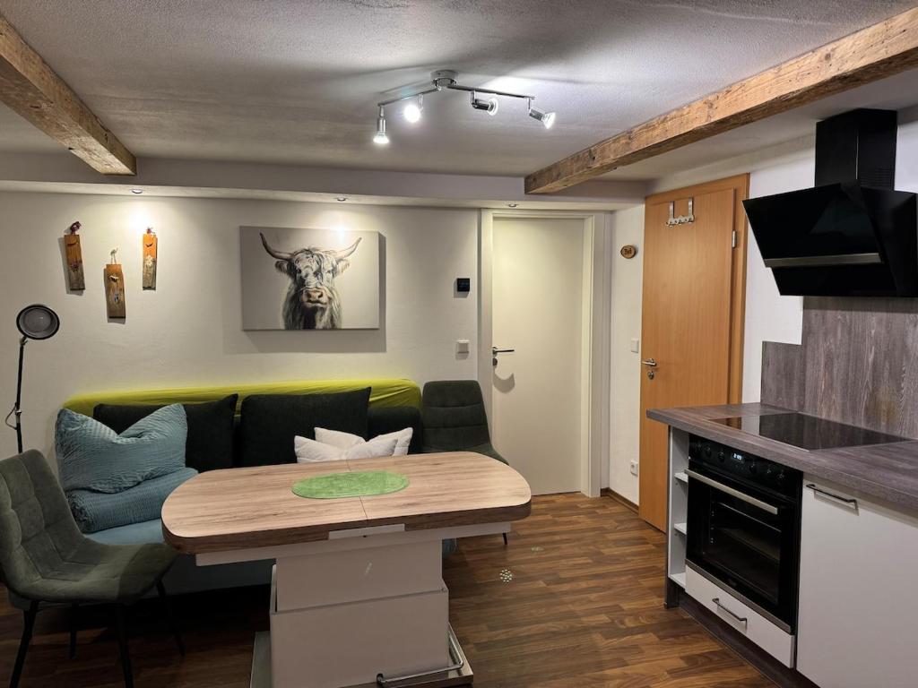 a living room with a couch and a table at Haus Monika - wunderschöne ruhige Wohnung in Fürstenfeldbruck