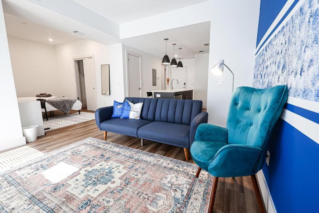 un soggiorno con un divano e una sedia di Modern 1BD AptWiFi,Gym,Washer a Philadelphia