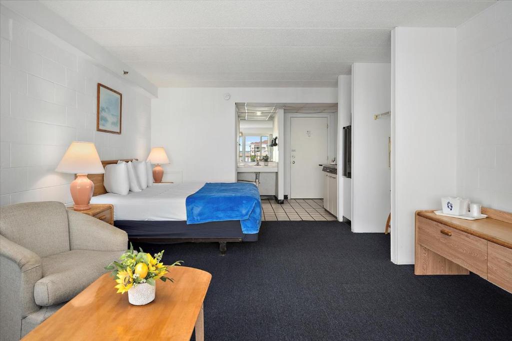 Ein Sitzbereich in der Unterkunft Beachcomber Motel