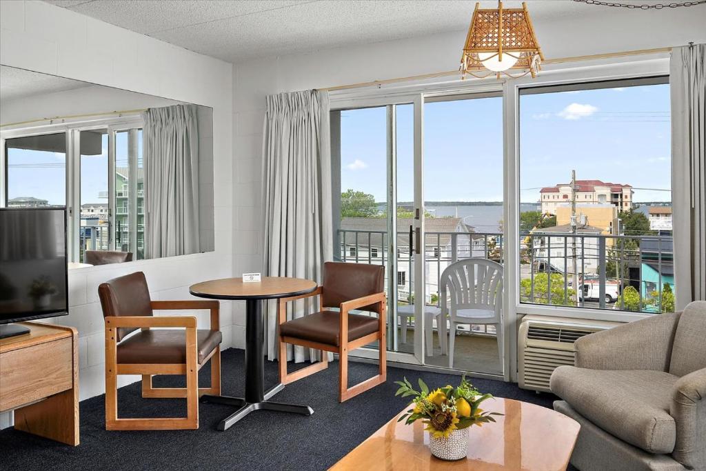 Ein Sitzbereich in der Unterkunft Beachcomber Motel