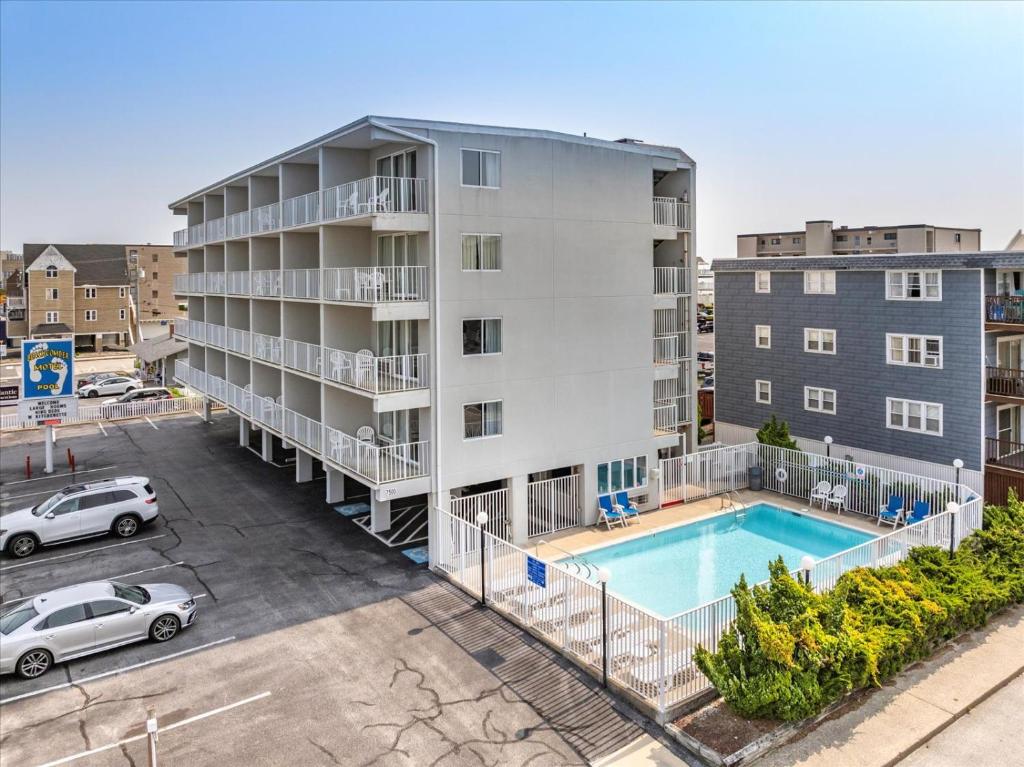 Der Swimmingpool an oder in der Nähe von Beachcomber Motel