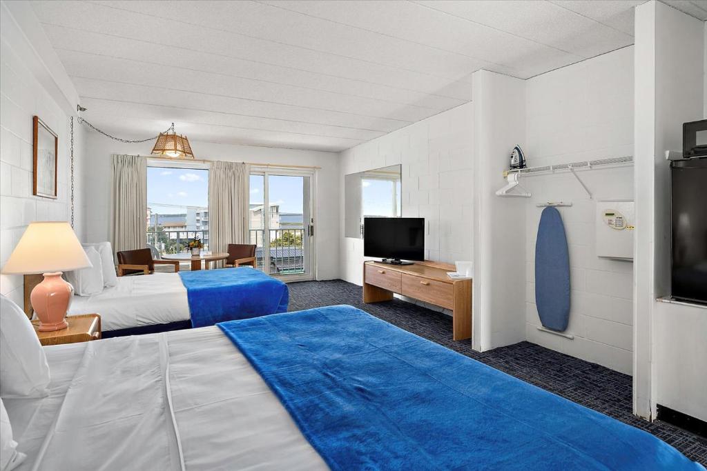 Großes Hotelzimmer mit 2 Betten und einem TV in der Unterkunft Beachcomber Motel in Ocean City