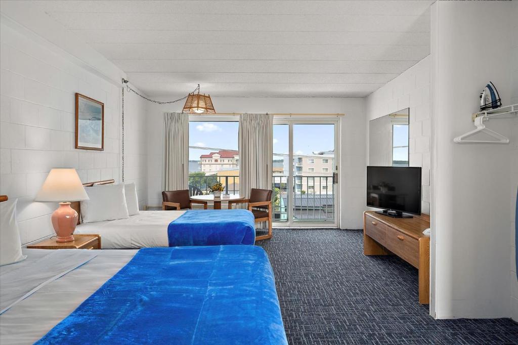 Ein Bett oder Betten in einem Zimmer der Unterkunft Beachcomber Motel