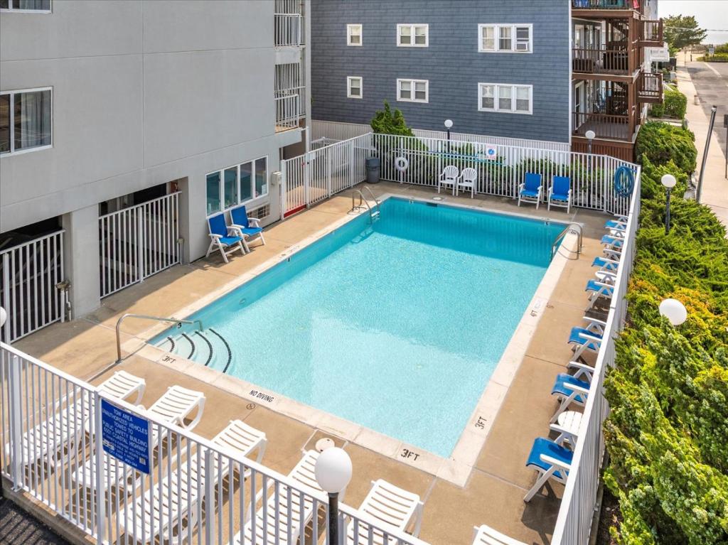 Der Swimmingpool an oder in der Nähe von Beachcomber Motel