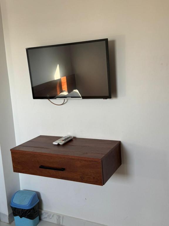 una TV a parete con tavolo in legno di Mass Of giza pyramids a Il Cairo