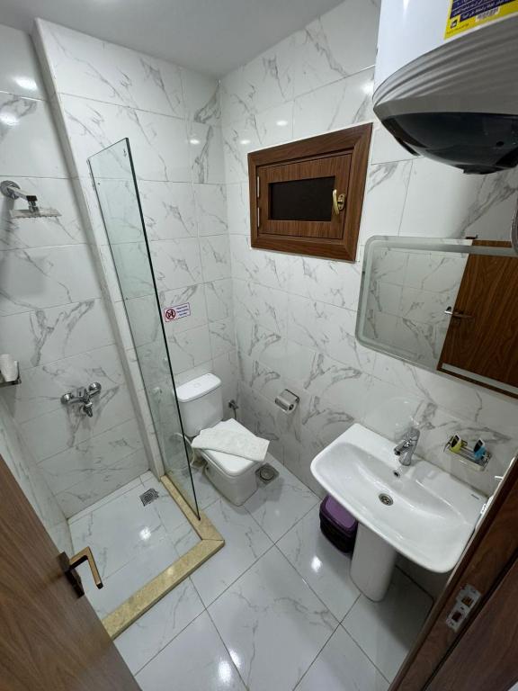 un bagno con lavandino, doccia e WC di Mass Of giza pyramids a Il Cairo