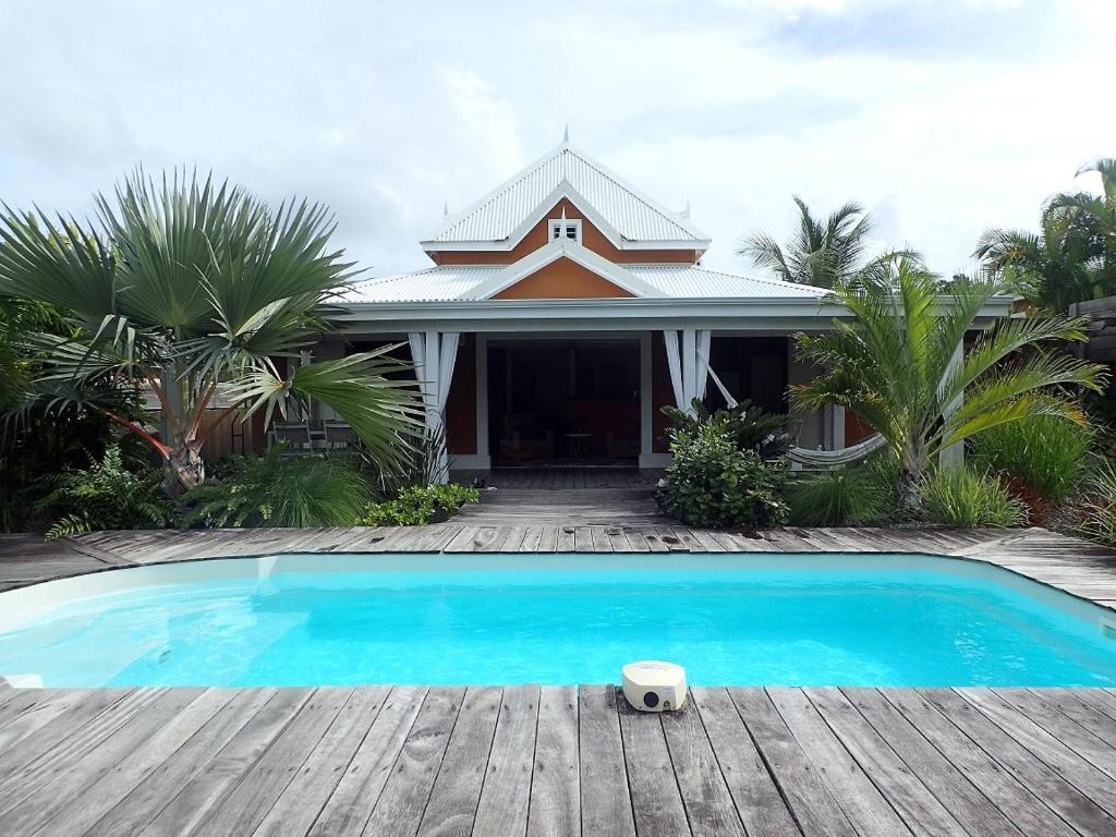 ein Haus mit einem Swimmingpool davor in der Unterkunft Villa dans un have de paix avec piscine in Saint-François