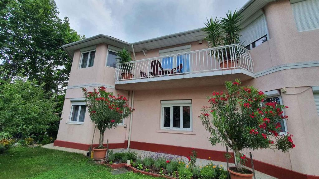une maison avec un balcon orné de plantes. dans l'établissement Apartment Siofok, Lake Balaton 4, à Siófok
