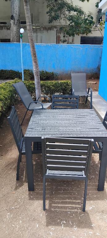 a picnic table and two chairs sitting around it at Appartamento La Marina piano terra 3 stanze in Porlamar