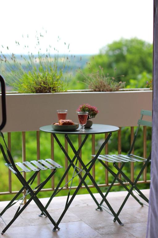 une table avec une assiette de nourriture sur un balcon dans l'établissement STUDIO au cœur des châteaux et du Zoo de Beauval, à Montrichard